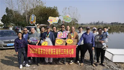 Pesca competitiva junto al lago con diversión sin fin